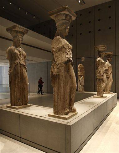 Καρυάτιδες από το νέο μουσείο της Ακρόπολης