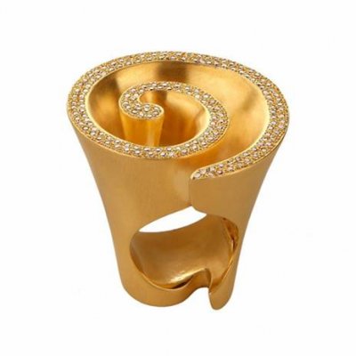 Χρυσό δαχτυλίδι με μπριγιάν της Έλενας Βότση.