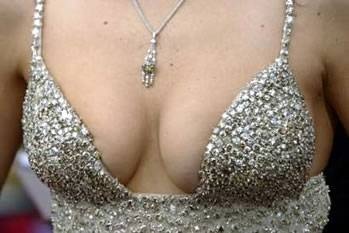 Η Μαρία Μενούνος, με φόρεμα διακοσμημένο με διαμάντια