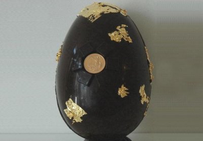 Σοκολατένιο αυγό με χρυσό νόμισμα