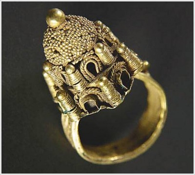 Βυζαντινό χρυσό δαχτυλίδι με αναπαράσταση ναού. 