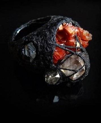 Δαχτυλίδι από μεταξωτά νήματα και ορυκτές πέτρες